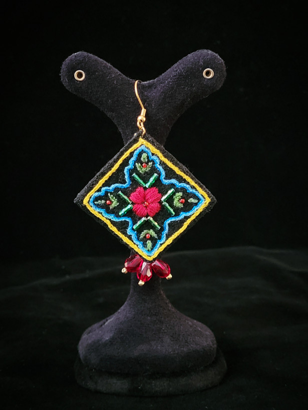 گوشواره گلدوزی شمسه